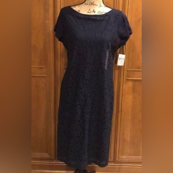Lauren Ralph Lauren Dresses & Skirts - NWT Lauren Ralph Lauren Navy Lace Midi Dress